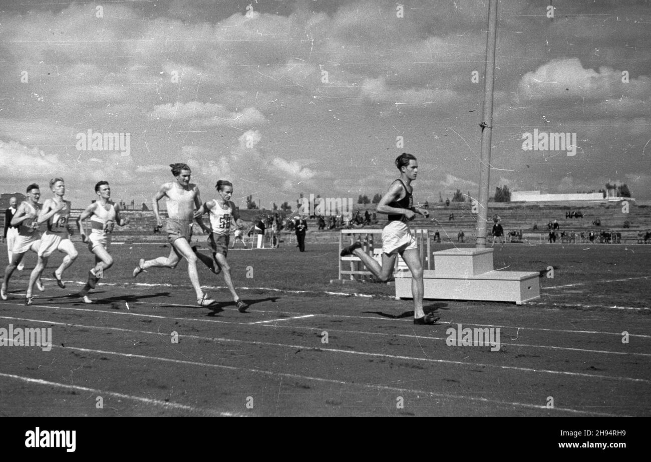 Warszawa, 1947-07-13. Stadion Wojskowego Klubu Sportowego Legia. XXIII Lekkkoatletyczne Mistrzostwa Polski Mê¿czyzn, rozgrywane w dn. 12-13 lipca. biegi bk/ak PAP Varsavia, 13 luglio 1947. Lo stadio Military Sports Club Legia. 23° Campionato Polacco in atletica maschile, tra il 12 e il 13 agosto. Nella foto: La gara. bk/ak PAP Foto Stock