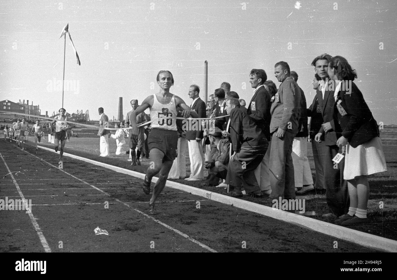 Warszawa, 1947-07-13. Stadion Wojskowego Klubu Sportowego Legia. XXIII Lekkkoatletyczne Mistrzostwa Polski Mê¿czyzn, rozgrywane w dn. 12-13 lipca. NZ. fina³ biegu na 1500 m. Finiszuje zwyciêzca biegi Widerski z Klubu Wis³a. bk/ak PAP Varsavia, 13 luglio 1947. Lo stadio Military Sports Club Legia. 23° Campionato Polacco in atletica maschile, tra il 12 e il 13 agosto. Nella foto: Fine della corsa di 1500 m, Widerski dal club Wisla. bk/ak PAP Foto Stock