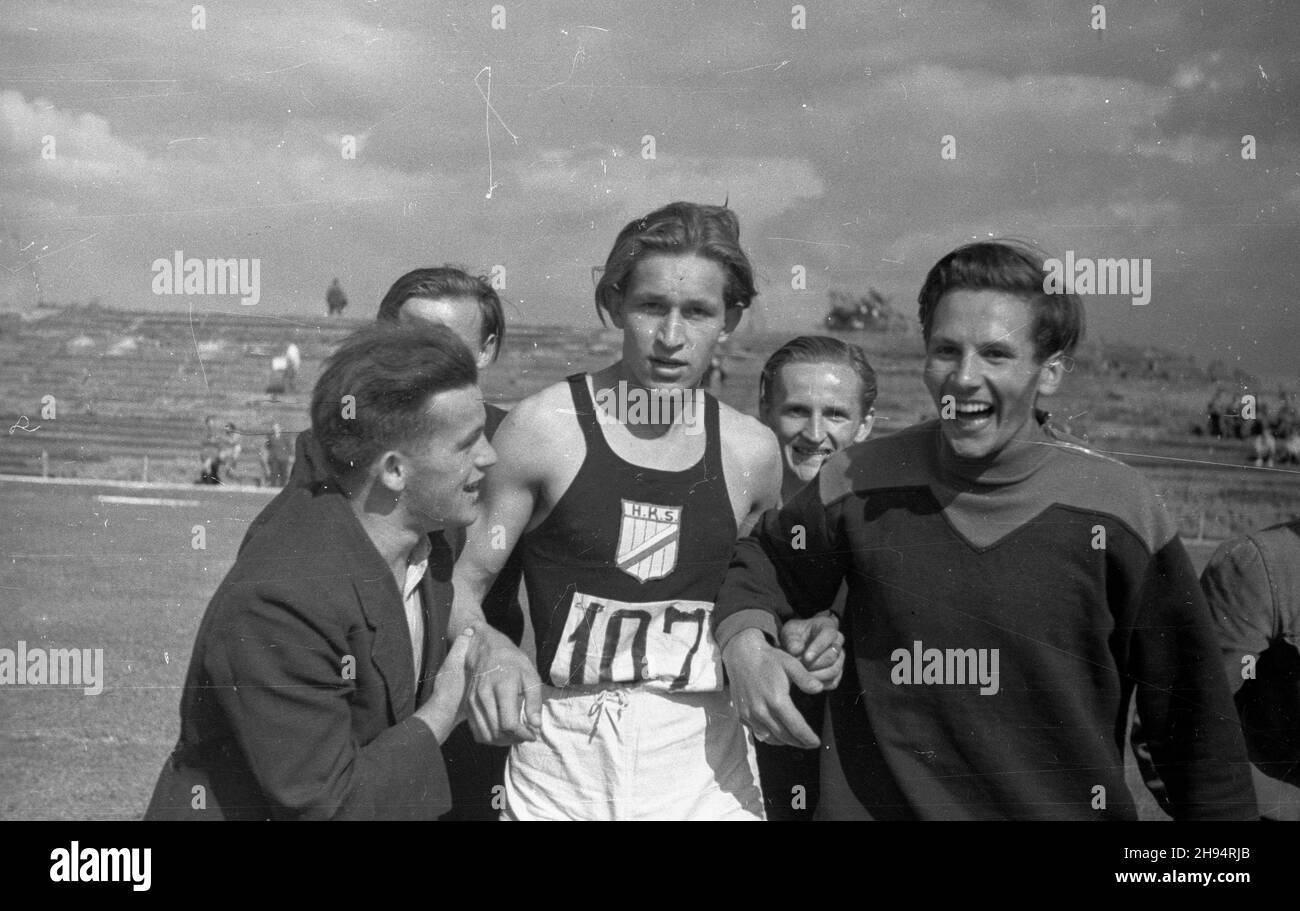 Warszawa, 1947-07-13. Stadion Wojskowego Klubu Sportowego Legia. XXIII Lekkkoatletyczne Mistrzostwa Polski Mê¿czyzn, rozgrywane w dn. 12-13 lipca. NZ. zwyciêzca biegu na 800 m Nowak z Harcerskiego Klubu Sportowego z Bydgoszczy. bk/ak PAP Varsavia, 13 luglio 1947. Lo stadio Military Sports Club Legia. 23° Campionato Polacco in atletica maschile, tra il 12 e il 13 agosto. Nella foto: Nowak, vincitore della gara di 800 m, dallo Scouts Sport Club di Bydgoszcz. bk/ak PAP Foto Stock