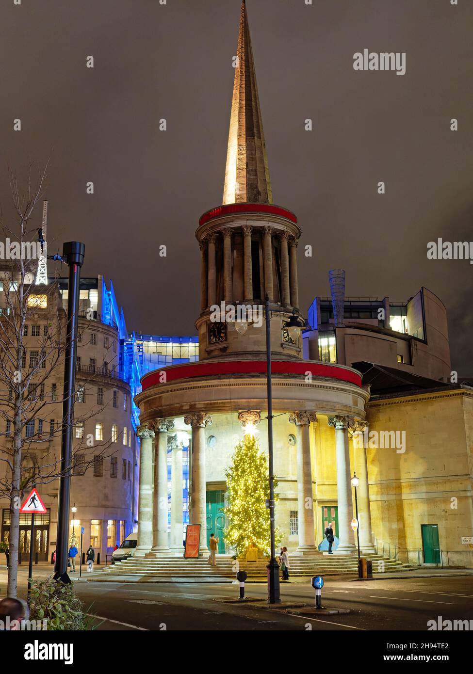 Vista di All Souls Church a Langham Place Londra illuminato Natale 2021 Foto Stock