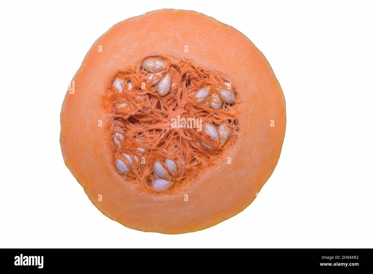 Zucca arancione fresca tagliata a metà con semi, fotografata su sfondo bianco Foto Stock