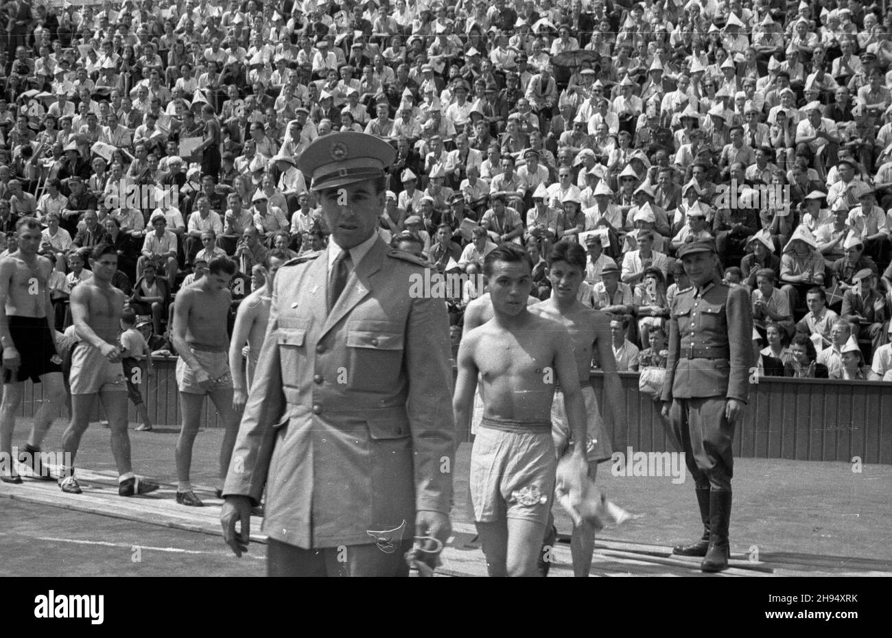 Warszawa, 1947-07-20. Korty tenisowe Wojskowego Klubu Sportowego Legia. Towarzyski mecz bokserski pomiêdzy reprezentacj¹ polskiej Milicji Obywatelskiej (MO) i miliicji wêgierskiej. dru¿yna Wêgrów defiluje przed meczem. bk/pp PAP/Stanis³aw D¹browiecki Varsavia, 20 luglio 1947. Un'amichevole partita di pugilato tra la polizia polacca e quella ungherese nei campi da tennis del club sportivo militare Legia. Nella foto: La squadra ungherese in parata. bk/pp PAP Foto Stock
