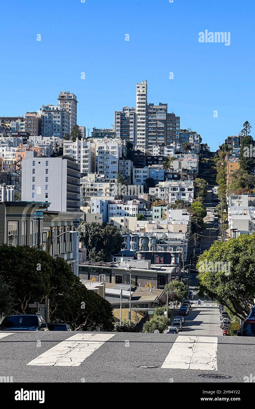 San Francisco, nella California settentrionale, si trova su una penisola  tra l'Oceano Pacifico e la Baia di San Francisco. Nel 2021, la città ha una  popolazione di circa 875, 000 abitanti ed