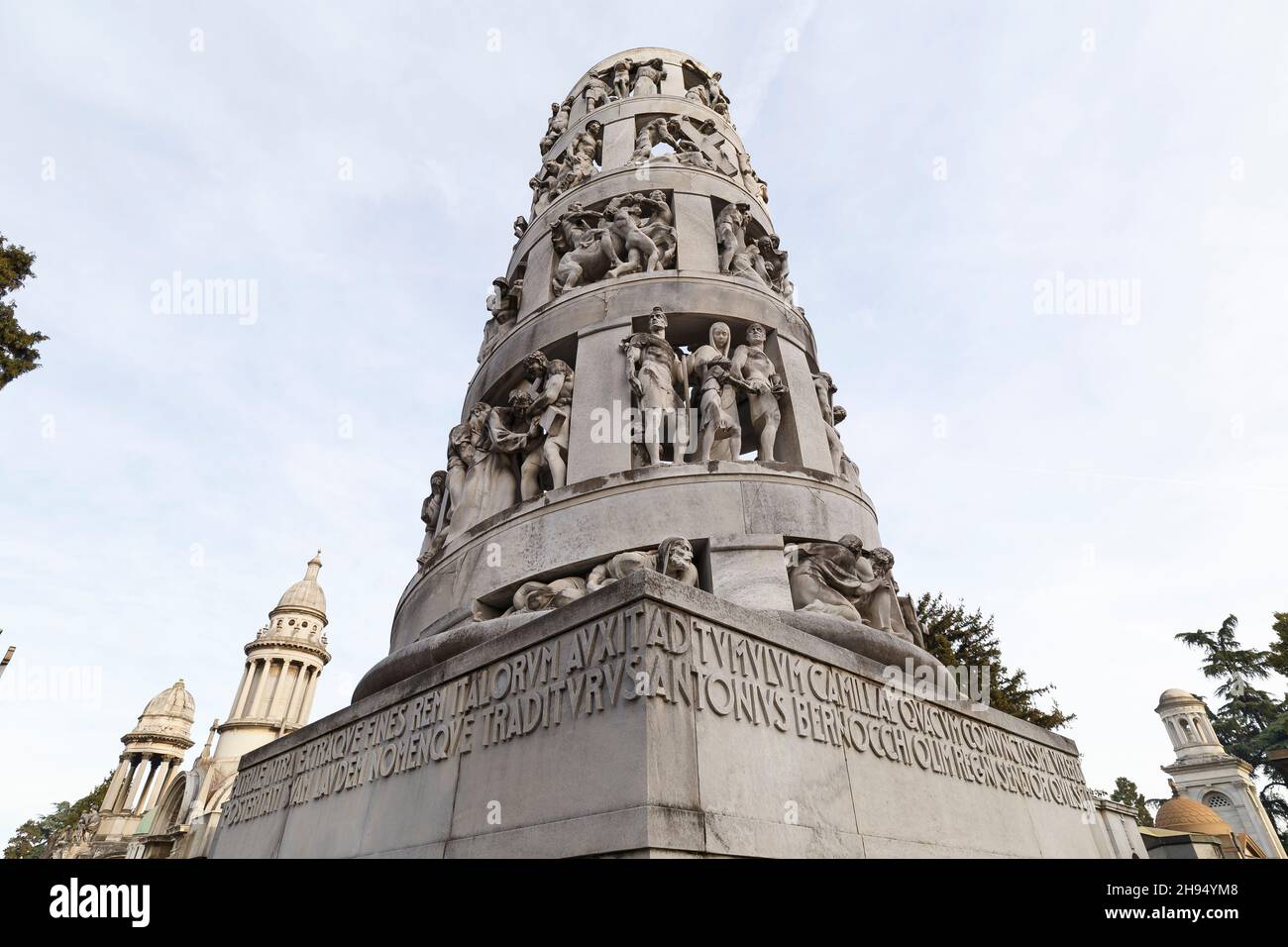 Milano, Italia - 4 dicembre 2021: vista sulle tombe di Cimitero Mondiale a Milano. Nessuna gente è visibile. Foto Stock