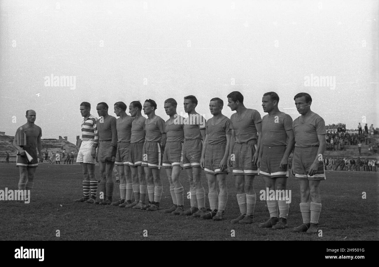 Warszawa, 1947-07-20. Stadion Wojskowego Klubu Sportowego Legia. Towarzyski mecz pi³karski pomiêdzy reprezentacj¹ milicjantów polskich (Milicja Obywatelska - MO) i wêgierskich (jasne stroje) zakoñczony rezultatem 2:2. NZ. dru¿yna polska bk/pp PAP Varsavia, 20 luglio 1947. Lo stadio del Legia Military Sport Club. Una partita di calcio amichevole tra i miliziani polacchi (MO) e i miliziani ungheresi (abiti leggeri che finirono con un pareggio da 2 a 2. Nella foto: La squadra polacca. bk/pp PAP Foto Stock