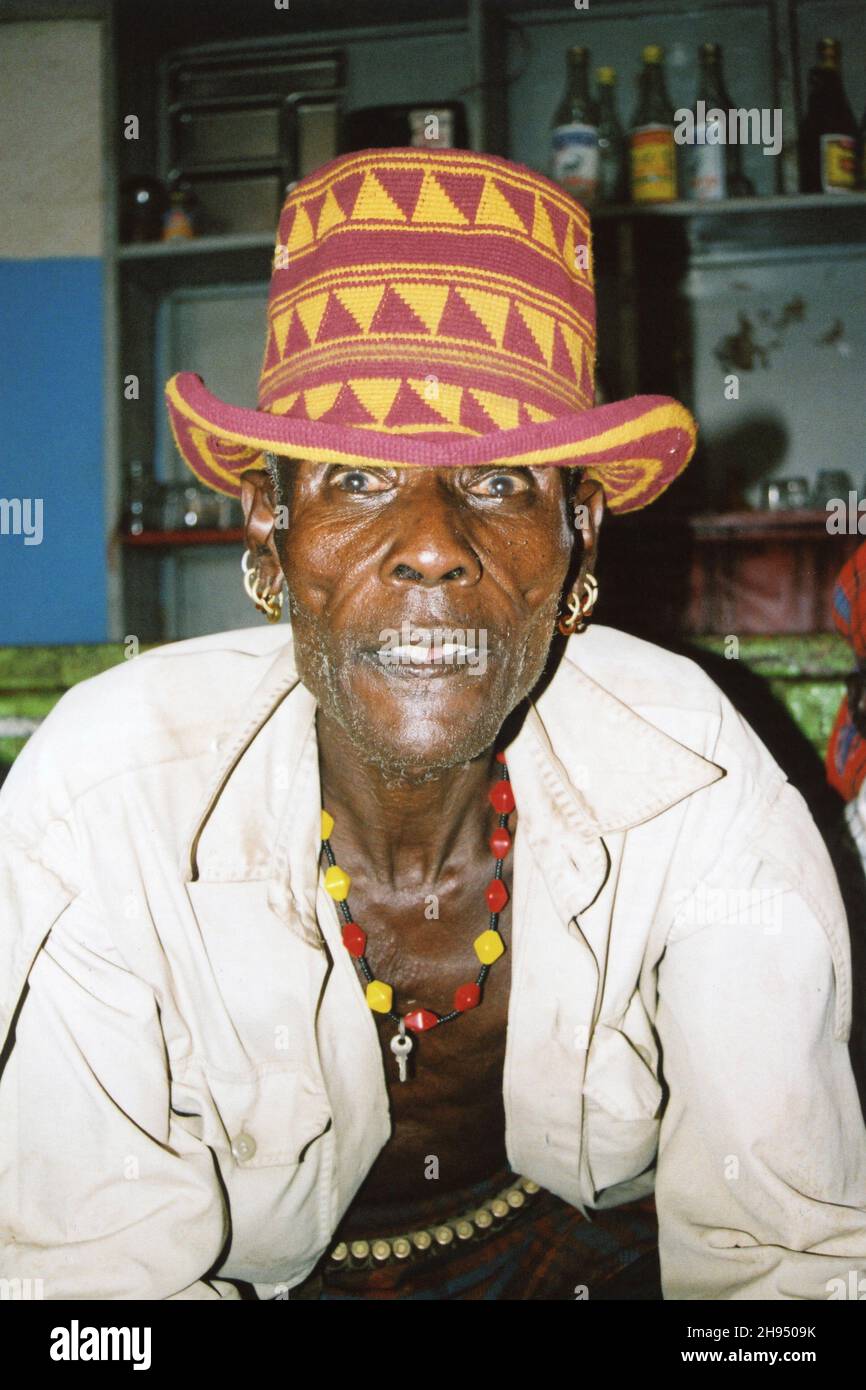Hamer Tribe Man nel bar locale Turmi, Omo Valley, Etiopia Foto Stock