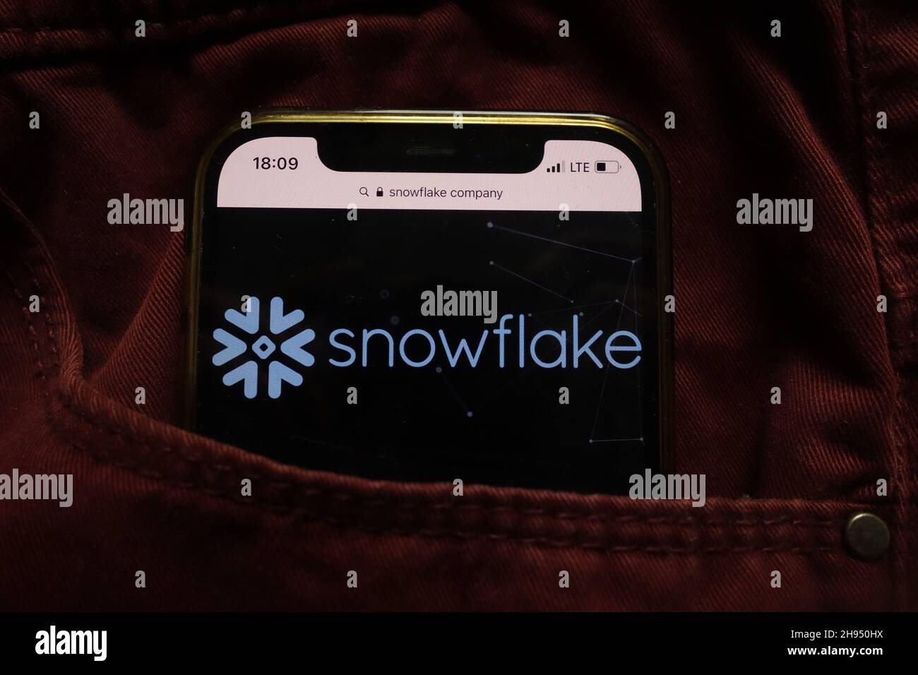 KONSKIE, POLONIA - 15 settembre 2021: Logo Snowflake Inc visualizzato sul cellulare nascosto in tasca jeans Foto Stock