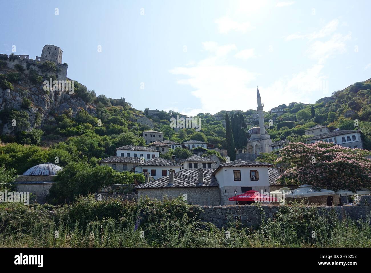 Fantastica vista sullo storico villaggio musulmano di Pocitelj vicino a Mostar con edifici tradizionali di vecchia architettura in Bosnia Erzegovina Foto Stock