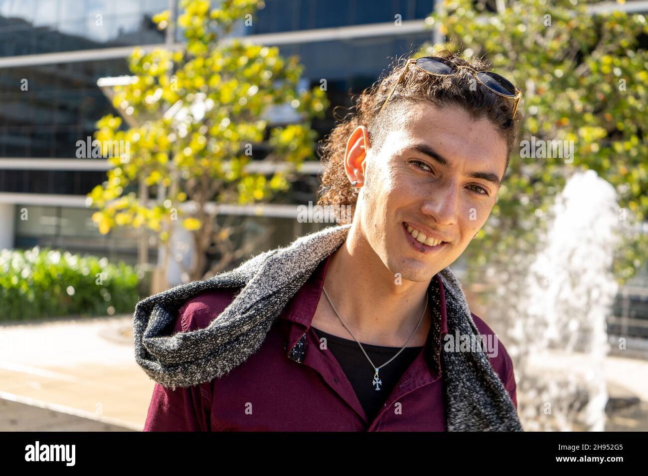 Un ritratto di un giovane latino con espressione sorridente. Spazio di copia. Foto Stock