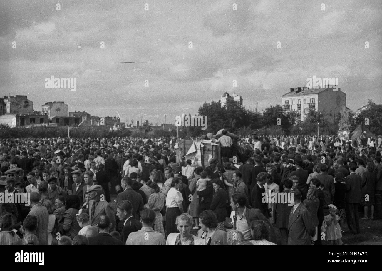 Warszawa, 1947-07-22. Zabawa ludowa z okazji Œwiêta Odrodzenia w parku Dreszera na Mokotowie. wb/gr PAP Warszawa, 1947-07-22. Varsavia, 22 luglio 1947. Festival sull'occasione della festa nazionale nel Parco di Dresszera a Mokotow. wb/gr PAP Foto Stock