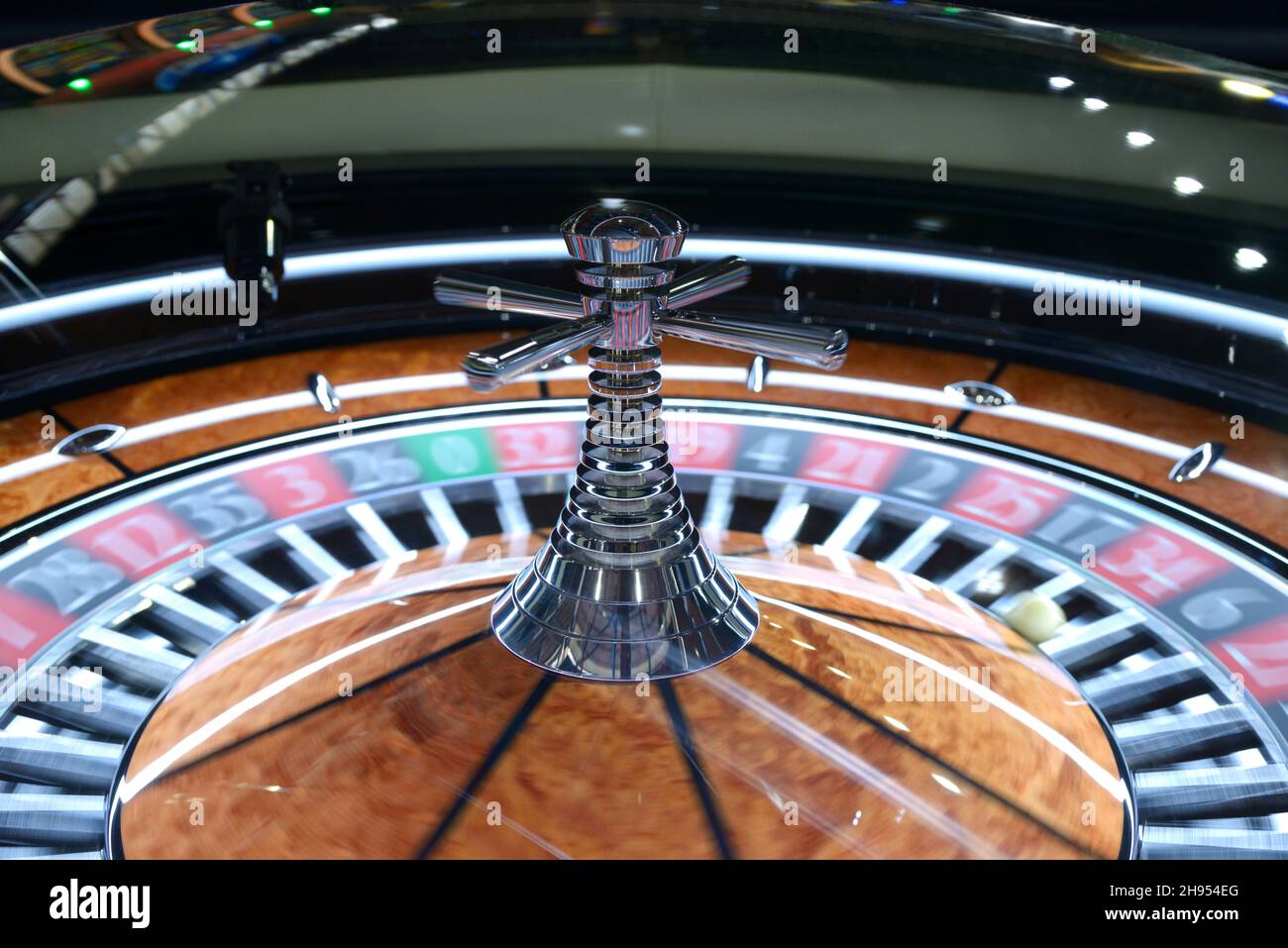 Tavolo roulette americano, gioco. Ruota della roulette che gira in senso orario, tourelle. Foto Stock Tavolo roulette americano, gioco. Ruota della roulette che gira in senso orario, tourelle. Foto Stock