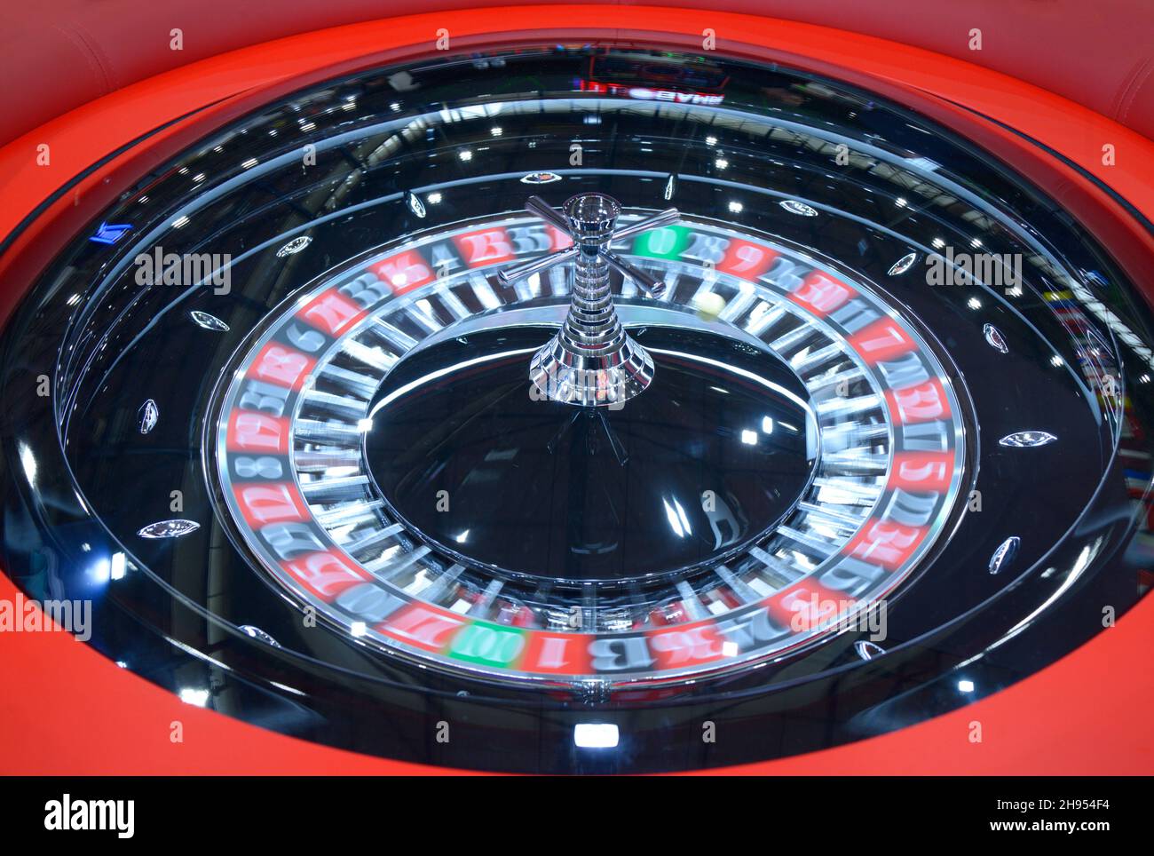 Tavolo roulette americano, gioco. Ruota della roulette che gira in senso orario, tourelle. Foto Stock Tavolo roulette americano, gioco. Ruota della roulette che gira in senso orario, tourelle. Foto Stock