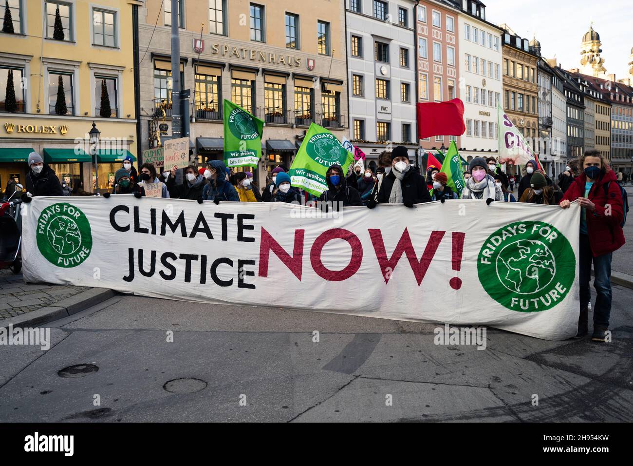 I partecipanti con il banner frontale "Climate Justice Now" il 3 dicembre 2021, come ogni venerdì, si è tenuto a Monaco di Baviera, in Germania, uno sciopero sul clima organizzato da FridaysForFuture, con oltre 79 partecipanti che hanno manifestato a voce alta la conformità con l'obiettivo di 1.5 gradi. I manifestanti hanno anche dimostrato contro il capitalismo e per l'espropriazione di RWE. (Foto di Alexander Pohl/Sipa USA) Foto Stock