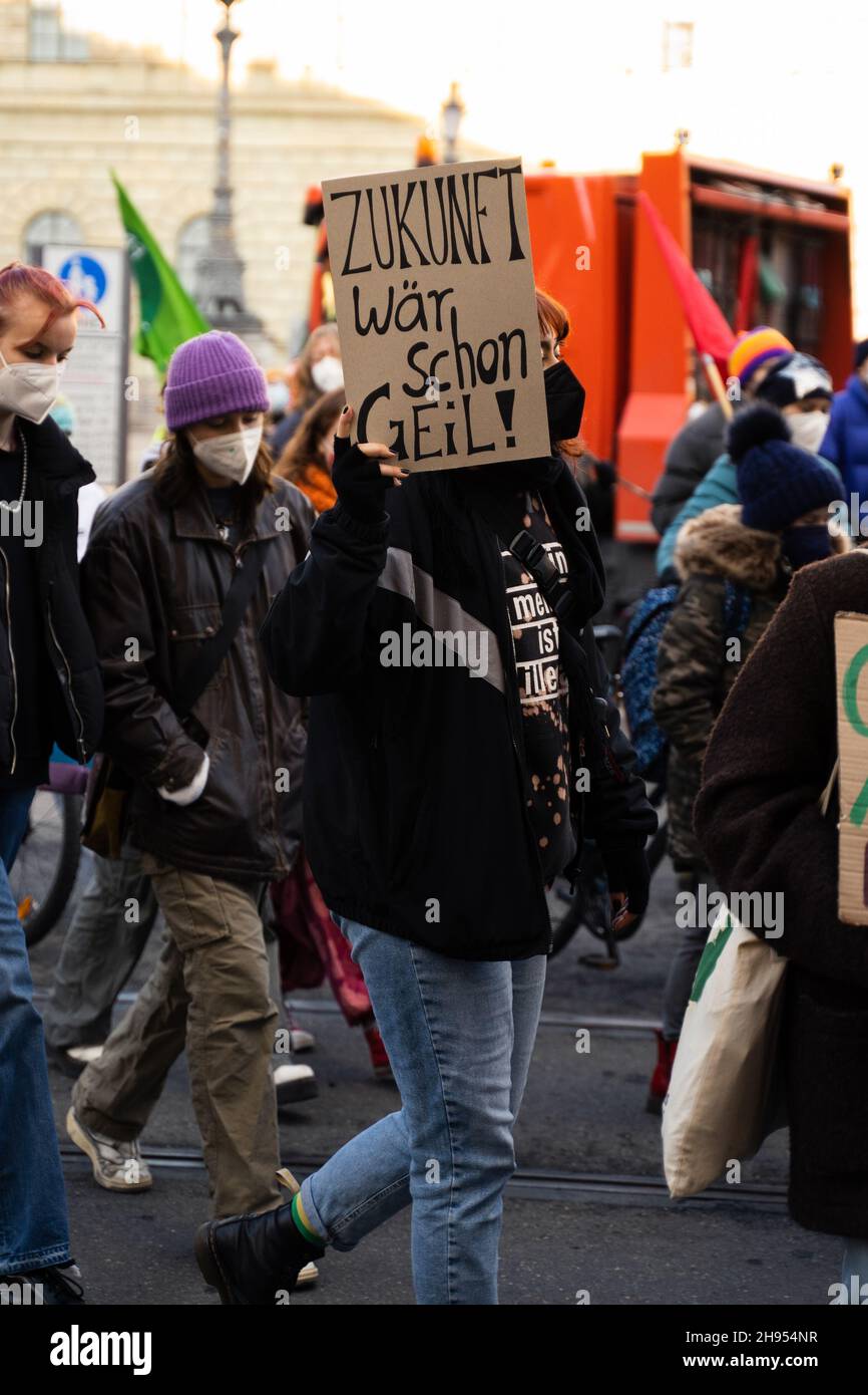 Partecipante con segno ' il futuro sarebbe freddo' il 3 dicembre 2021, si è svolto a Monaco di Baviera, in Germania, come ogni venerdì, uno sciopero sul clima organizzato da FridaysForFuture, con più di 79 partecipanti che dimostrano fortemente la conformità con l'obiettivo di 1.5 gradi. I manifestanti hanno anche dimostrato contro il capitalismo e per l'espropriazione di RWE. (Foto di Alexander Pohl/Sipa USA) Foto Stock