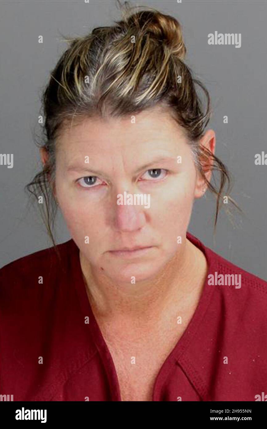 Jennifer Lynn Crumbley, la madre di Ethan Crumbley, è raffigurato nella sua foto di prenotazione come rilasciato dall'ufficio dello Sheriff della contea di Oakland il 4 dicembre 2021. Ethan Crumbley è stato accusato di quattro conteggi di omicidio di primo grado, terrorismo e altre accuse di armi durante le riprese, che si sono verificate martedì 30 novembre presso la Oxford High School vicino Detroit. Foto tramite l'ufficio dello sceriffo della contea di Oakland/UPI Foto Stock