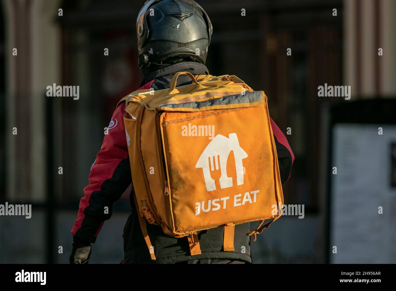 Un ciclista per la consegna di cibo giusto da mangiare Foto Stock