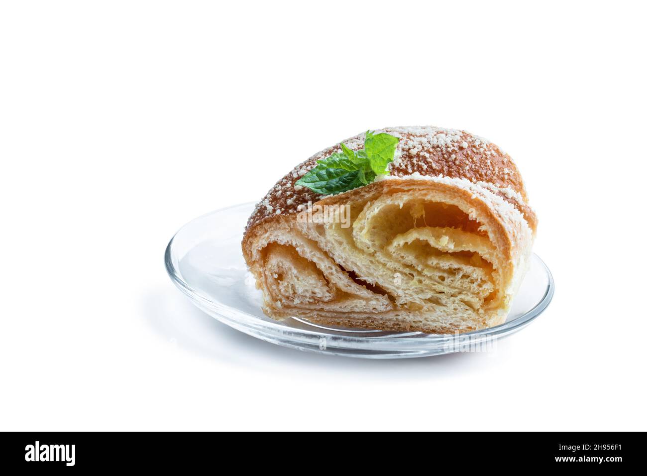 Torta fatta in casa con pasta di marmellata d'arancia biologica isolata su bianco Foto Stock