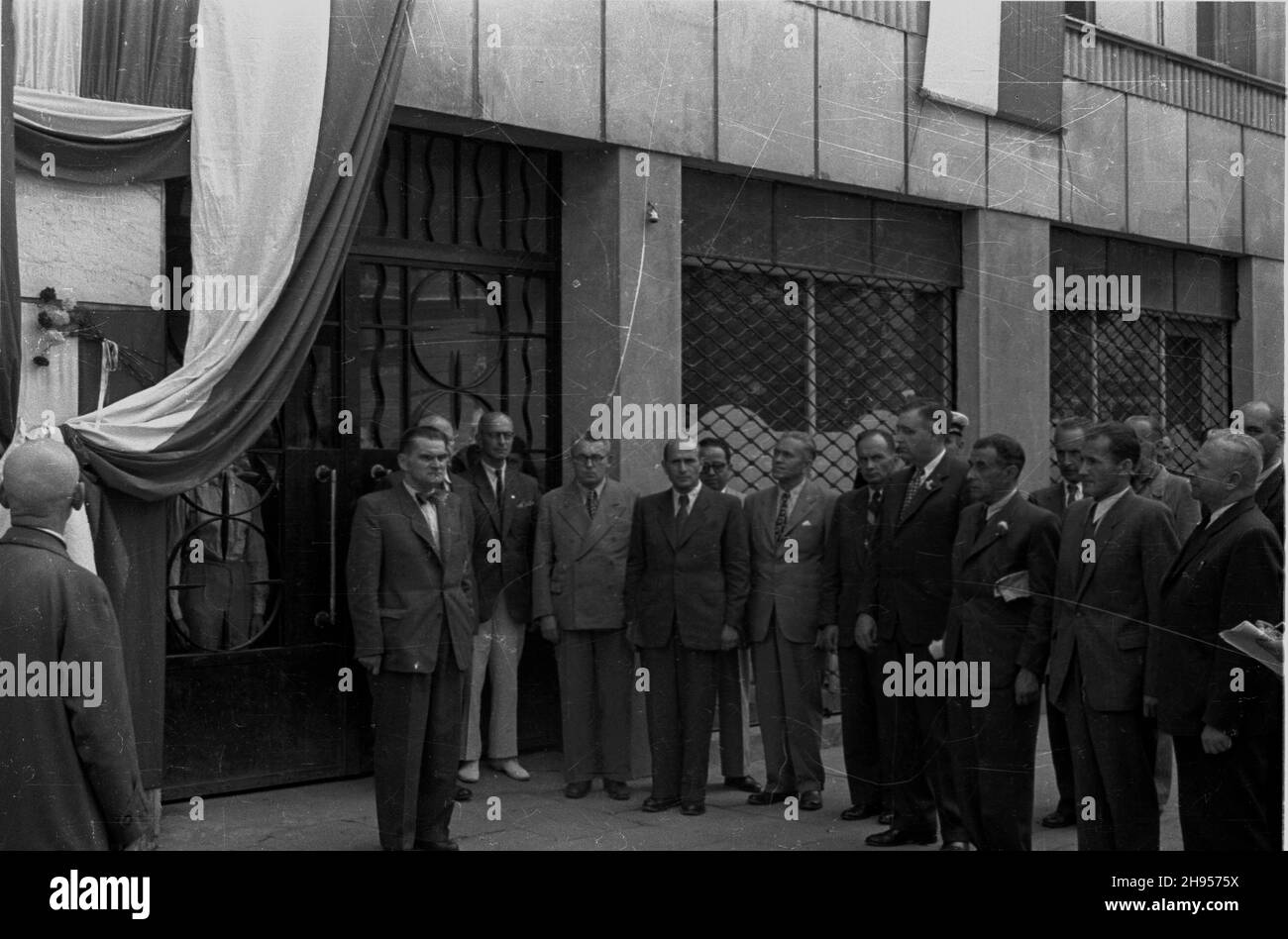 Warszawa, 1947-07-27. Uroczyste ods³oniêcie tablicy pami¹tkowej na œcianie gmachu United Nations Relief and Rehabilitation Administration (UNRRA) przy ul. Ho¿ej 35 z okazji zakoñczenia w Polsce misji organisacji. NZ. m.in.: przemawia Kazimierz Rusinek - ministro pracy i opieki spo³ecznej; w pierwszym rzêdzie od prawej stoj¹: Jan D¹b-Kocio³ - ministro rolnittwa i reform rolnych (P), Ludwik Grosfeld - kierownik Ministerstwa ¯eglugi i Handlu Zagranicznego (R4P przewodnicz¹cy/Zp Varsavia, 27 luglio 1947. Un gala che svela un buil commemorativo della targa Foto Stock