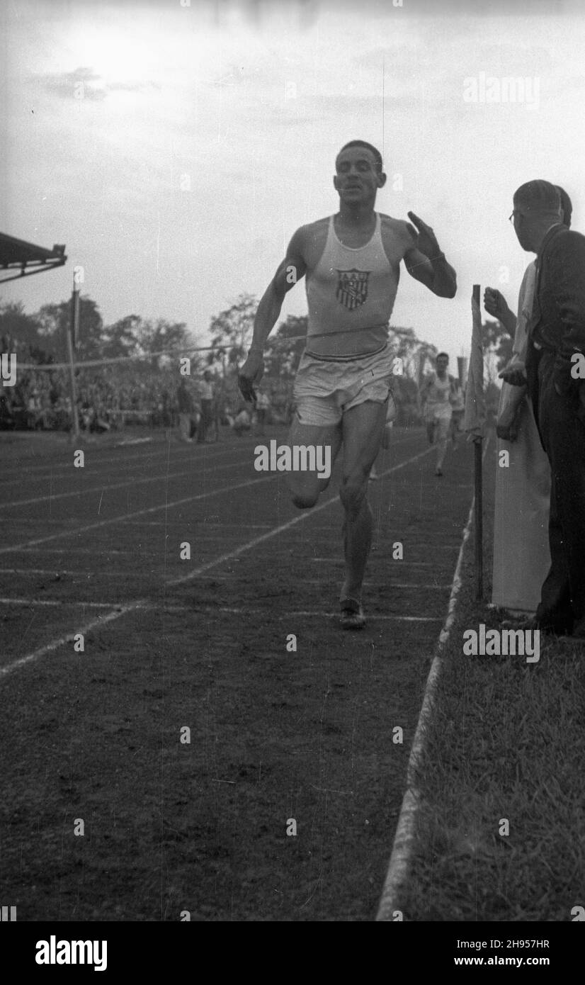 Katowice, 1947-07-27. Miêdzynarodowe Zawody Lekkkoatletyczne na stadionie Pogoni. NZ. Reprezentant Stanów Zjednoczonych Malvin Greston Whitfield finiszuje w jednym z biegów. wb/gr PAP Katowice, 27 luglio 1947. Un incontro internazionale tra pista e campo nello Stadio Pogon. Nella foto: Malvin Greston Whitfield dagli Stati Uniti supera la linea di finitura. wb/gr PAP Foto Stock