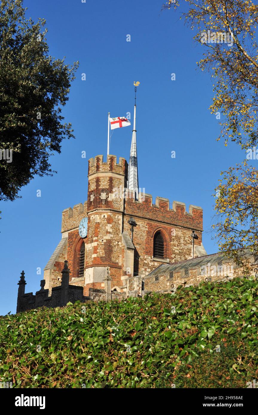 St Mary's Church torre incorniciata da alberi e siepi, Hitchin, Hertfordshire, Inghilterra, Regno Unito Foto Stock