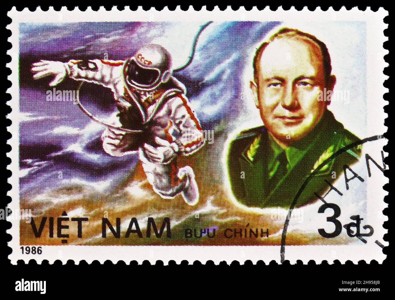 MOSCA, RUSSIA - 24 OTTOBRE 2021: Francobollo stampato in Vietnam mostra l'astronauta Leonov in tutti, 25 anni di serie Human Spaceflight, circa 1986 Foto Stock