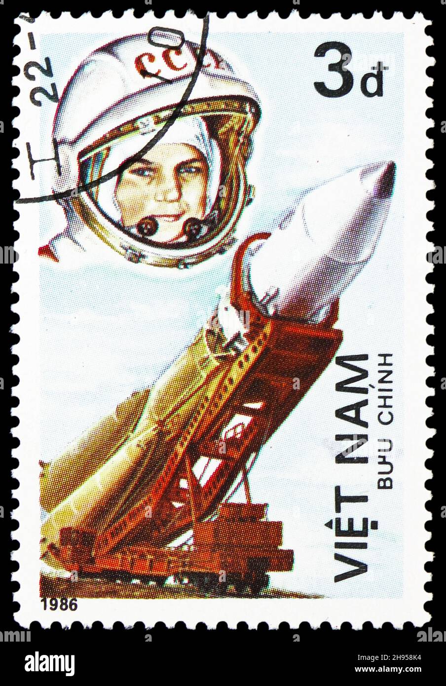 MOSCA, RUSSIA - 24 OTTOBRE 2021: Francobollo stampato in Vietnam mostra Walentina Tereshkova, Vostok VI, 25 anni di serie Human Spaceflight, circa Foto Stock