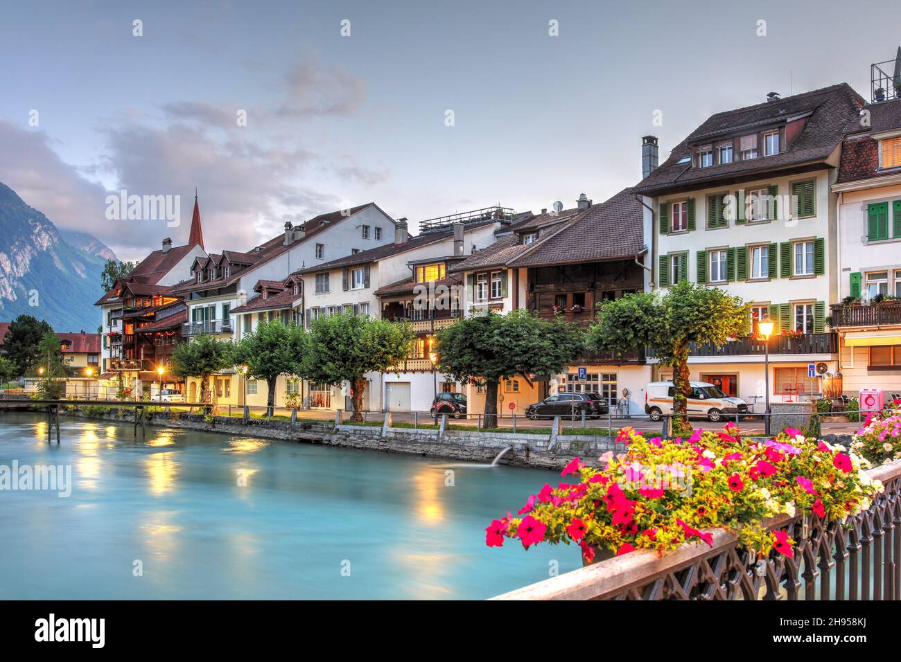 Scena notturna di Moody lungo il fiume Aare tra Interlaken e Unterseen nel Cantone di Berna, Svizzera. Foto Stock