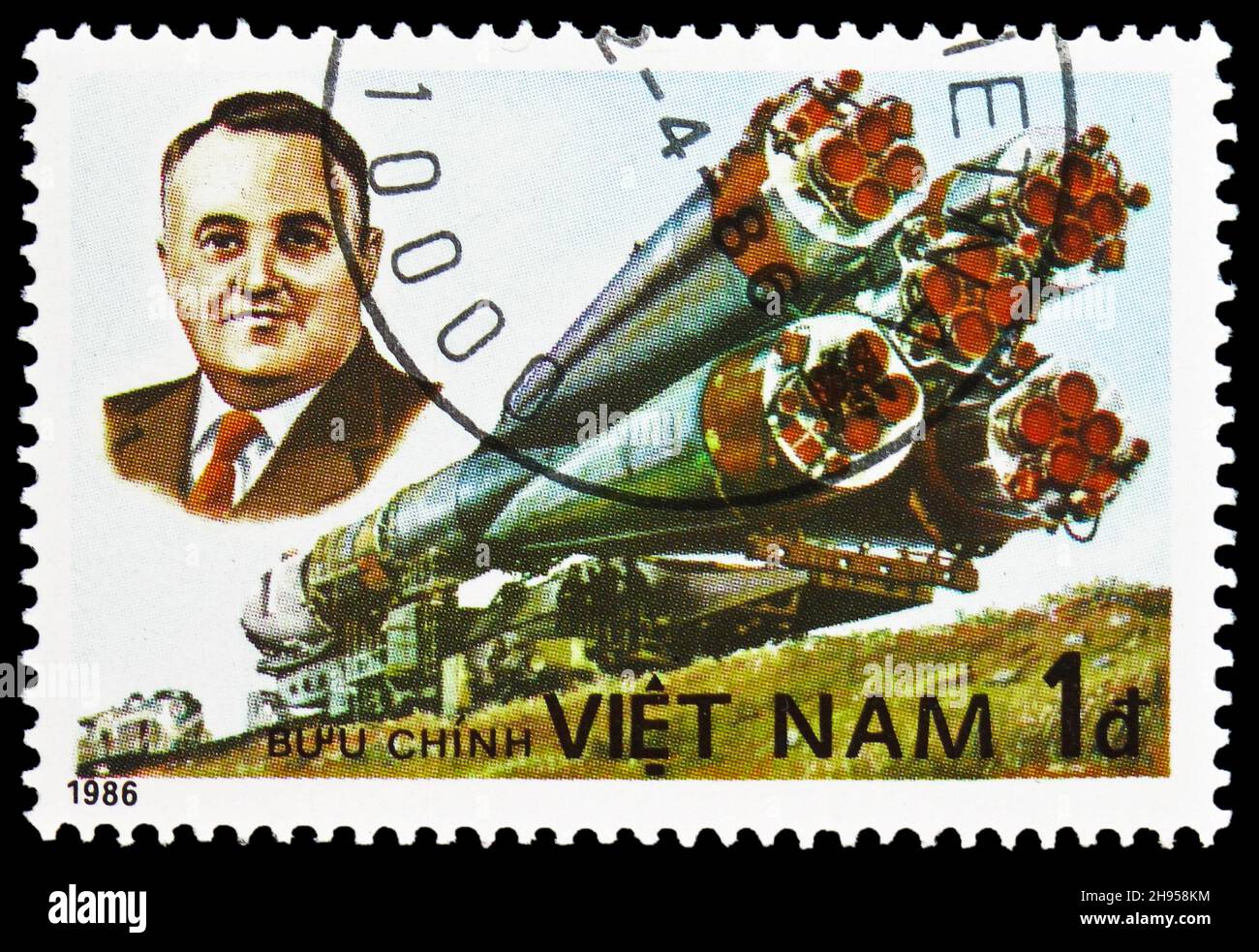 MOSCA, RUSSIA - 24 OTTOBRE 2021: Francobollo stampato in Vietnam mostra Korolev, Rocket Transport, 25 anni di serie Human Spaceflight, circa 1986 Foto Stock