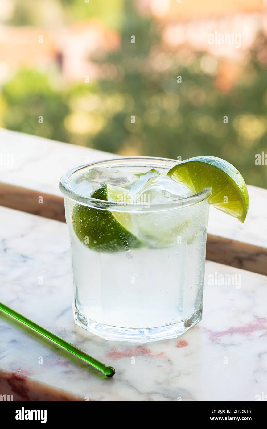 Gin e Tonic o Vodka e cocktail soda drink con Limes e ghiaccio in marmo windowsill Foto Stock