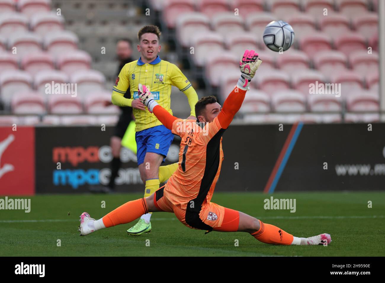 SOLIHULL, INGHILTERRA. 4 DICEMBRE 2021. Joe Sbarra di Solihull Moors segna il suo primo traguardo durante la partita della Vanarama National League tra Solihull Moors e Woking FC all'Armco Stadium di Solihull sabato 4 dicembre 2021. (Credit: James Holyoak/Alamy Live News) Foto Stock