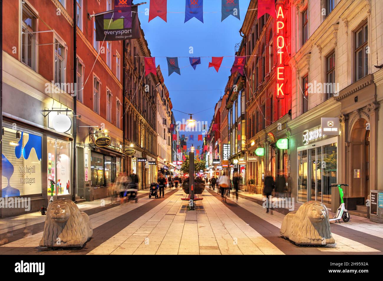 Scena estiva notturna lungo Queen Street (Drottninggatan) nel centro di Stoccolma, Svezia. La strada è un'arteria principale della città, per lo più pedonale. Foto Stock