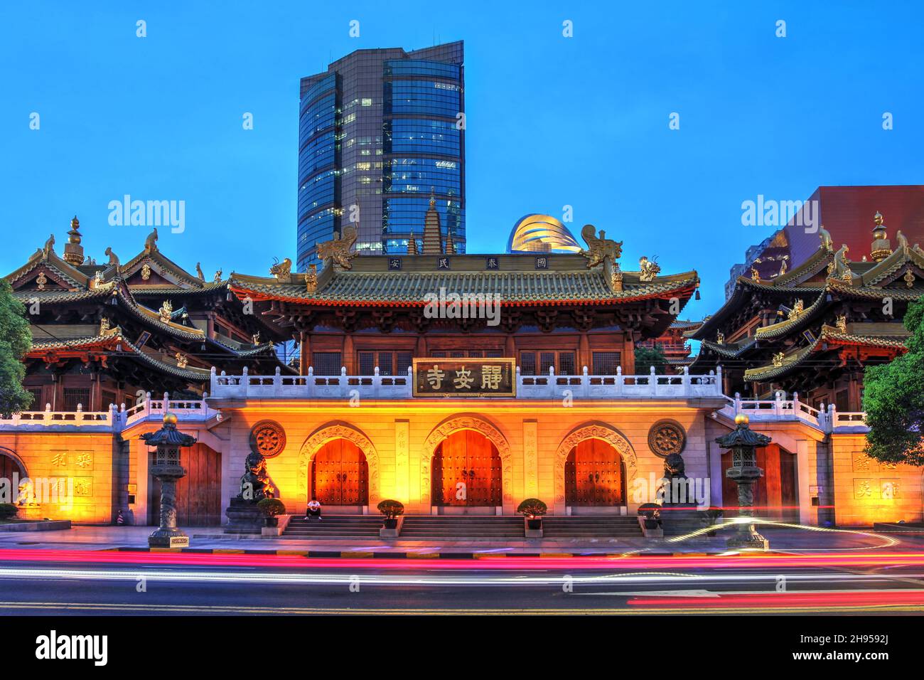 Vista della strada di notte dell'ingresso principale del Tempio Buddista Jing'an a Shanghai, Cina. Foto Stock
