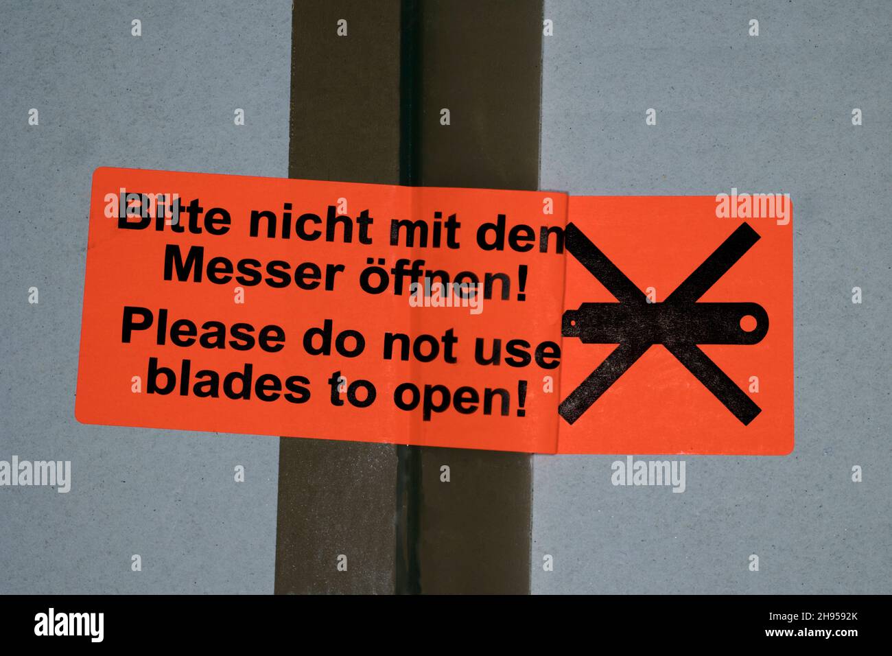 Adesivo, non utilizzare lame per aprire, Berlino, Germania Foto Stock