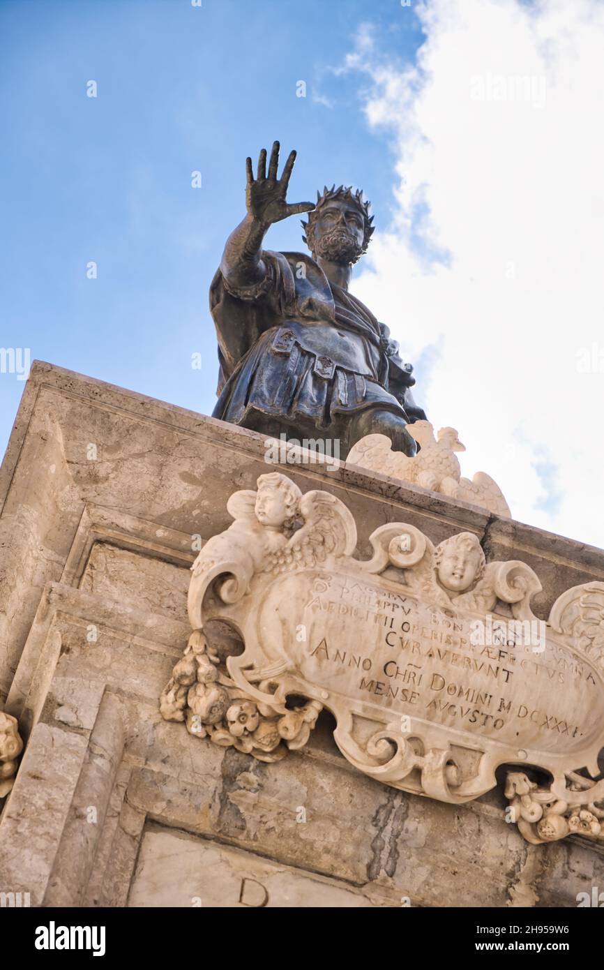 Veduta della statua di Carlo V in Piazza Bologni a Palermo Foto Stock