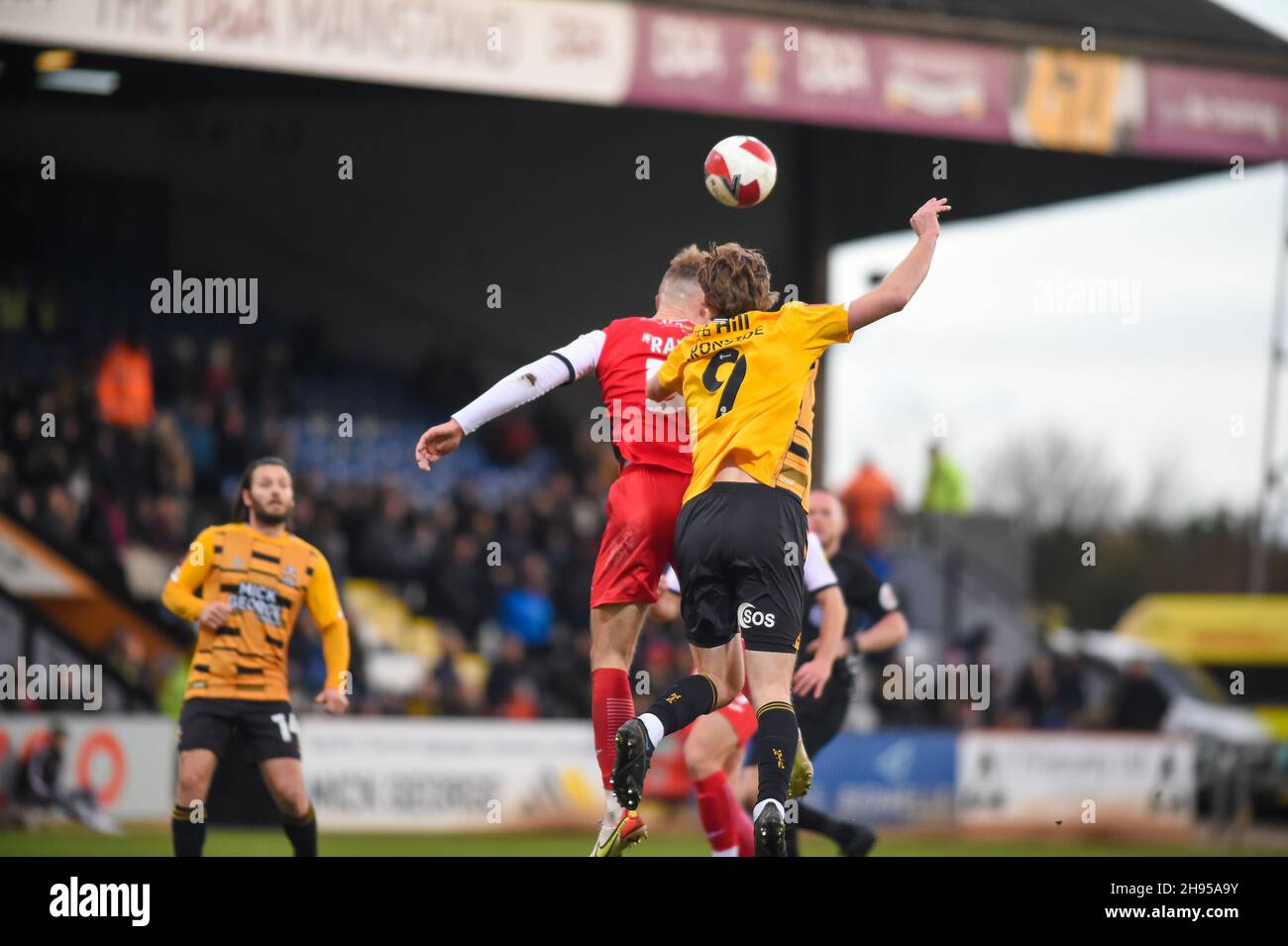 Cambridge, Regno Unito. 4 dicembre 2021. George Ray (5 Exeter City) e Joe Ironside (9 Cambridge United) batte per la palla durante la seconda partita di fa Cup tra Cambridge United ed Exeter City al R Costings Abbey Stadium, Cambridge, Inghilterra, il 4 dicembre 2021. Foto di Kevin Hodgson/prime Media Images. Credit: Prime Media Images/Alamy Live News Foto Stock