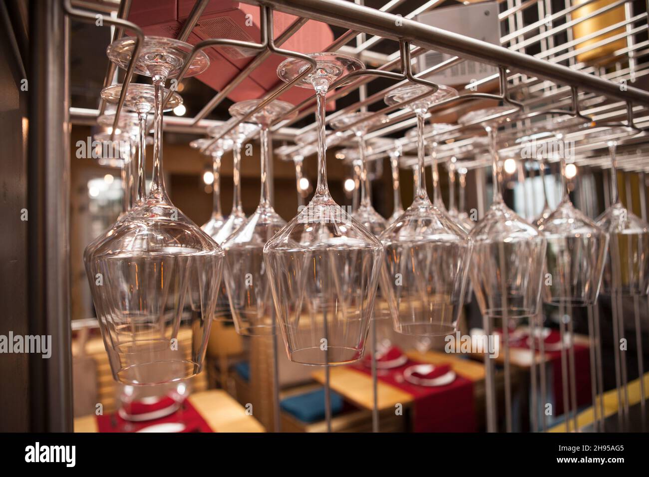Primo piano di una rastrelliera di stemware al ristorante pieno di bicchieri puliti Foto Stock