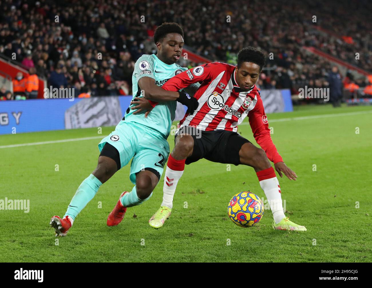 Brighton e Hove Albion's Tariq Lamptey (a sinistra) e Kyle Walker-Peters di Southampton combattono per la palla durante la partita della Premier League al St. Mary's Stadium di Southampton. Data foto: Sabato 4 dicembre 2021. Foto Stock