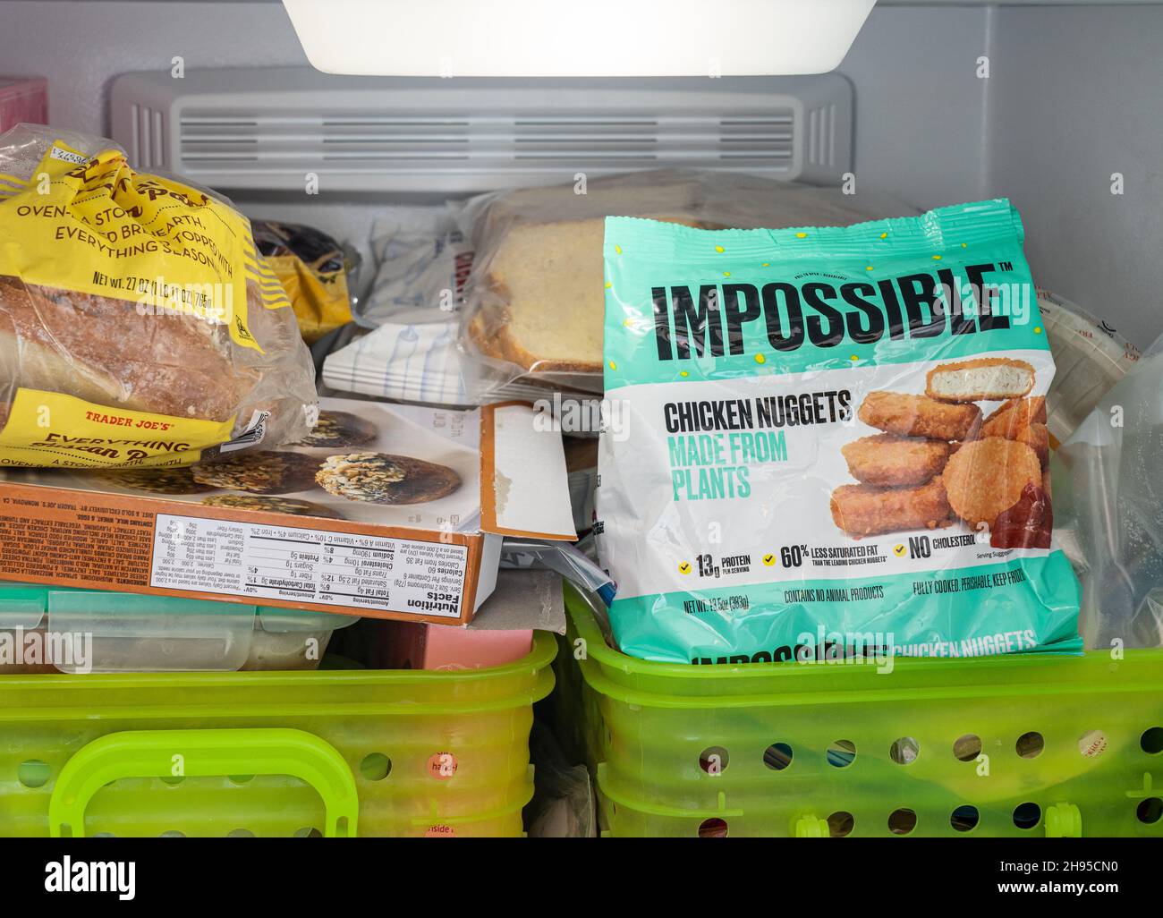 MORGANTOWN, WV - 4 novembre 2021: Confezionamento per gli alimenti impossibili pepite di pollo fatte da piante all'interno di un congelatore domestico Foto Stock