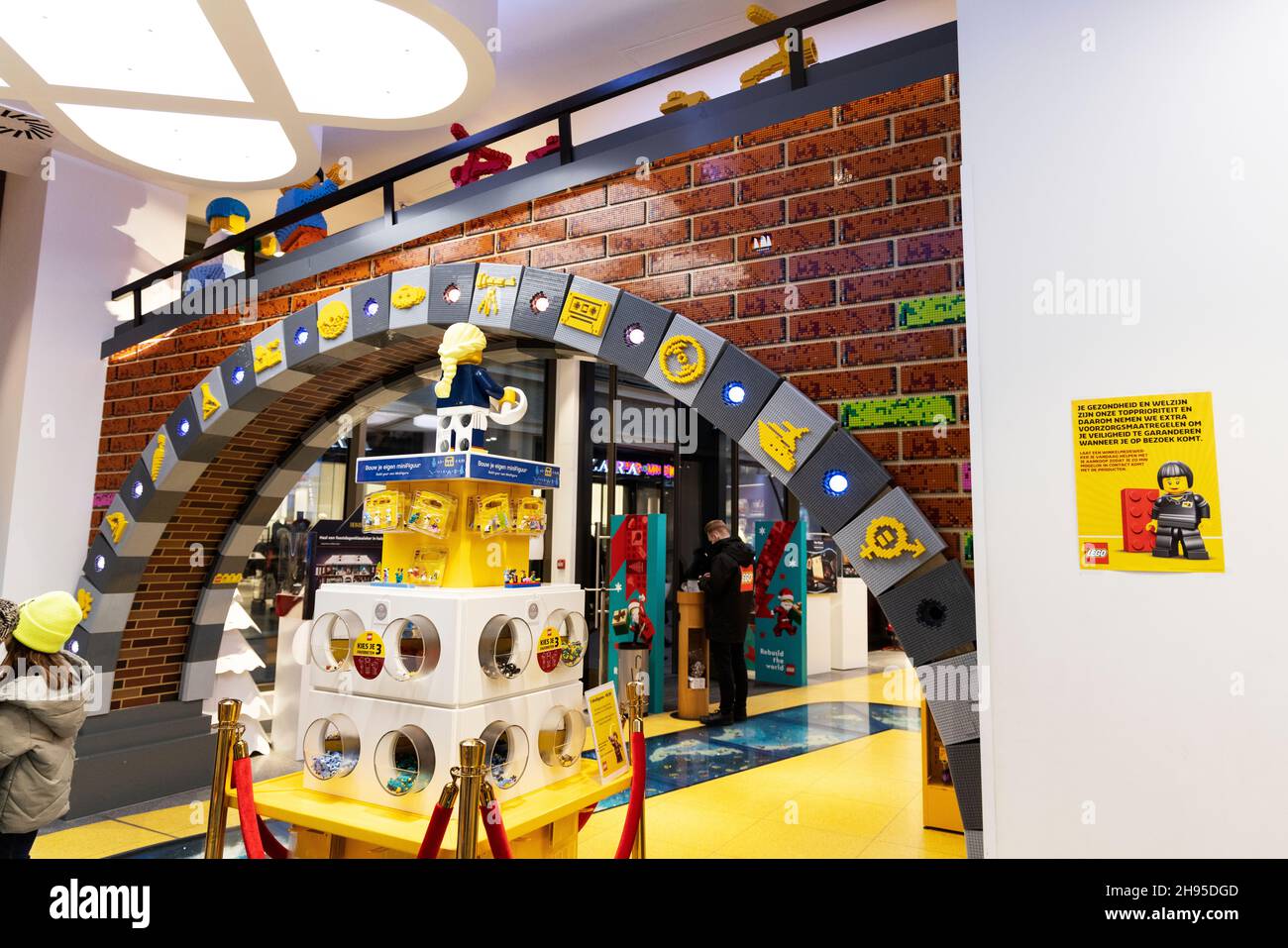 Un ponte canale replica presso il negozio Lego di Amsterdam, Paesi Bassi. Foto Stock