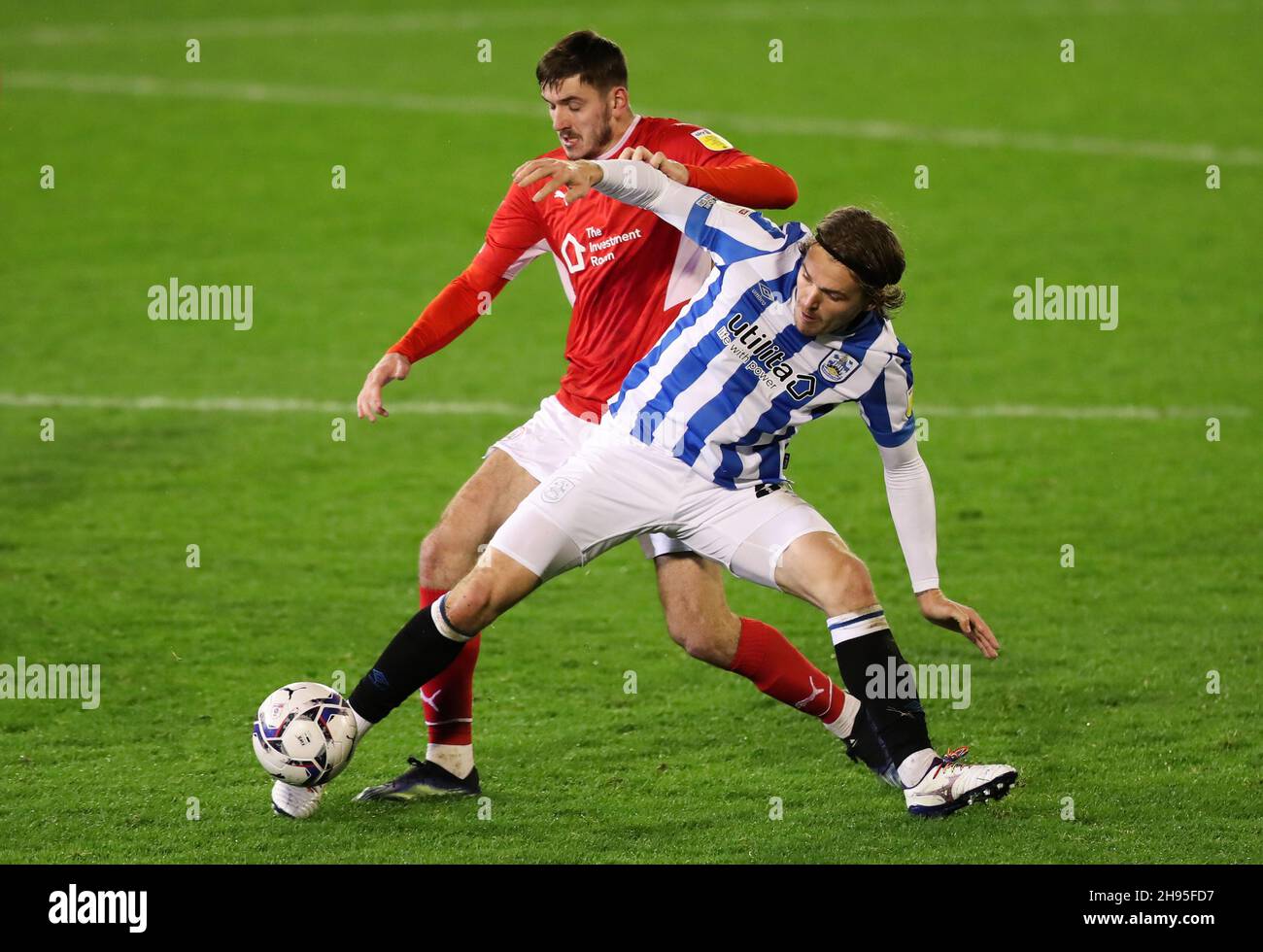 Liam Kitching di Barnsley (a sinistra) e Danny Ward di Huddersfield Town combattono per la palla durante la partita del Campionato Sky Bet a Oakwell, Barnsley. Data foto: Sabato 4 dicembre 2021. Foto Stock