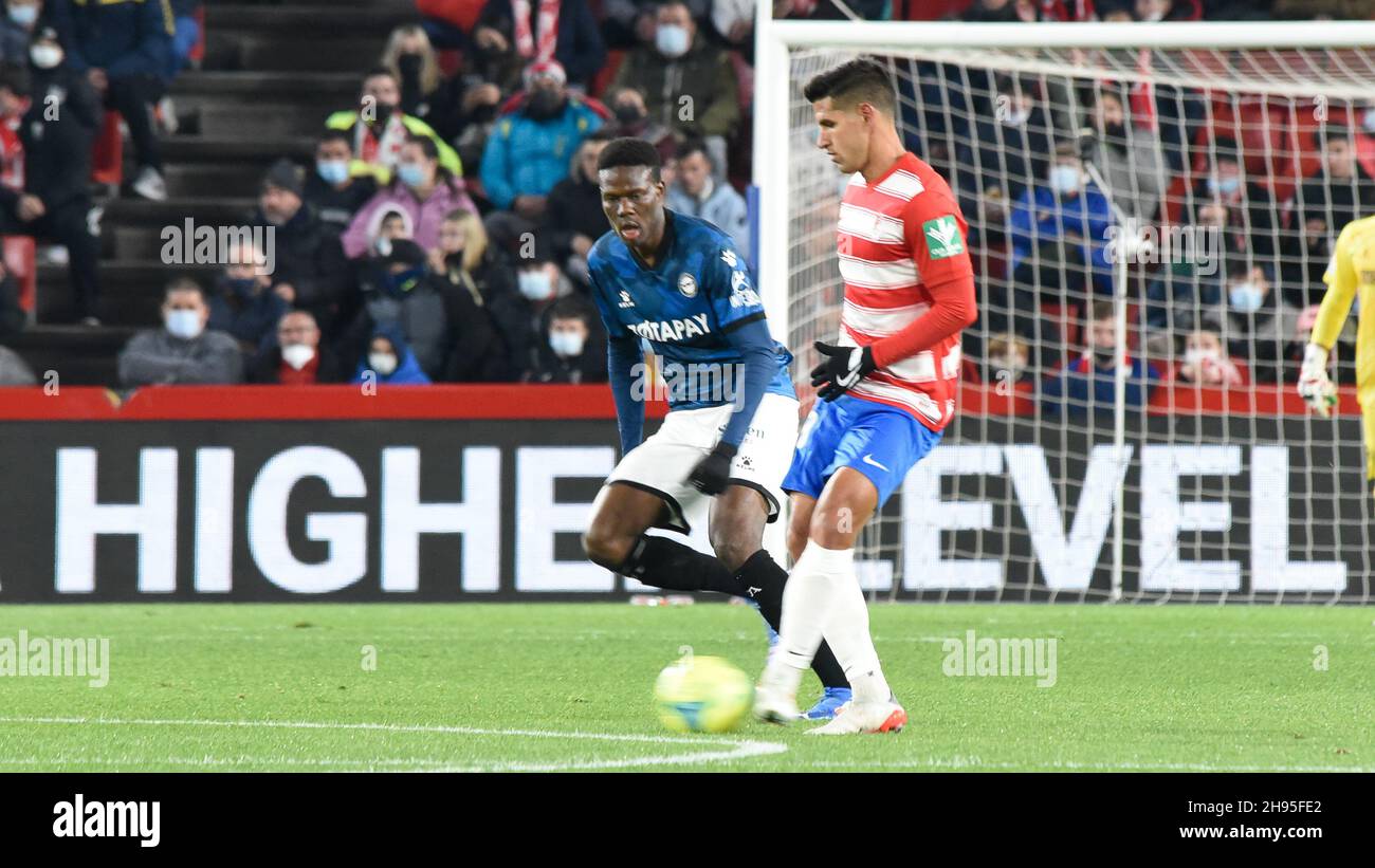 Granada, Spagna. 03 dicembre 2021. Luis Abram di Granada CF guida la palla contro Mamadou Loum os Deportivo Alaves durante la partita Liga tra Granada CF e Deportivo Alaves al Nuevo Los Carmenes Stadium il 3 dicembre 2021 a Granada, Spagna. (Foto di José M Baldomero/Pacific Press/Sipa USA) Credit: Sipa USA/Alamy Live News Foto Stock
