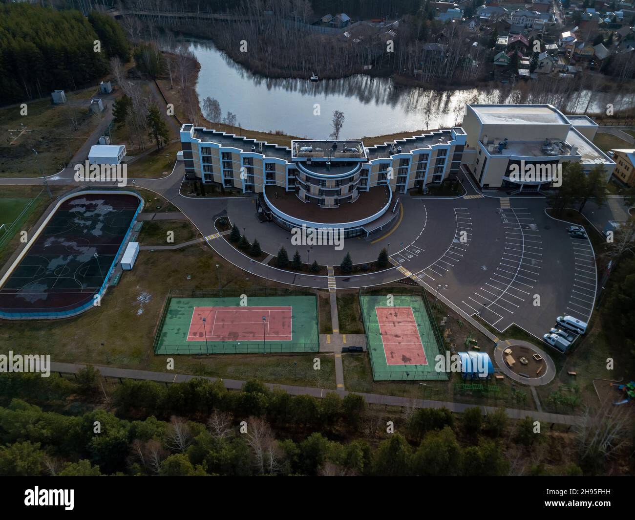I campi sportivi del country club. Vista aerea. Vista drone. Attività sportive all'aperto. Foto Stock