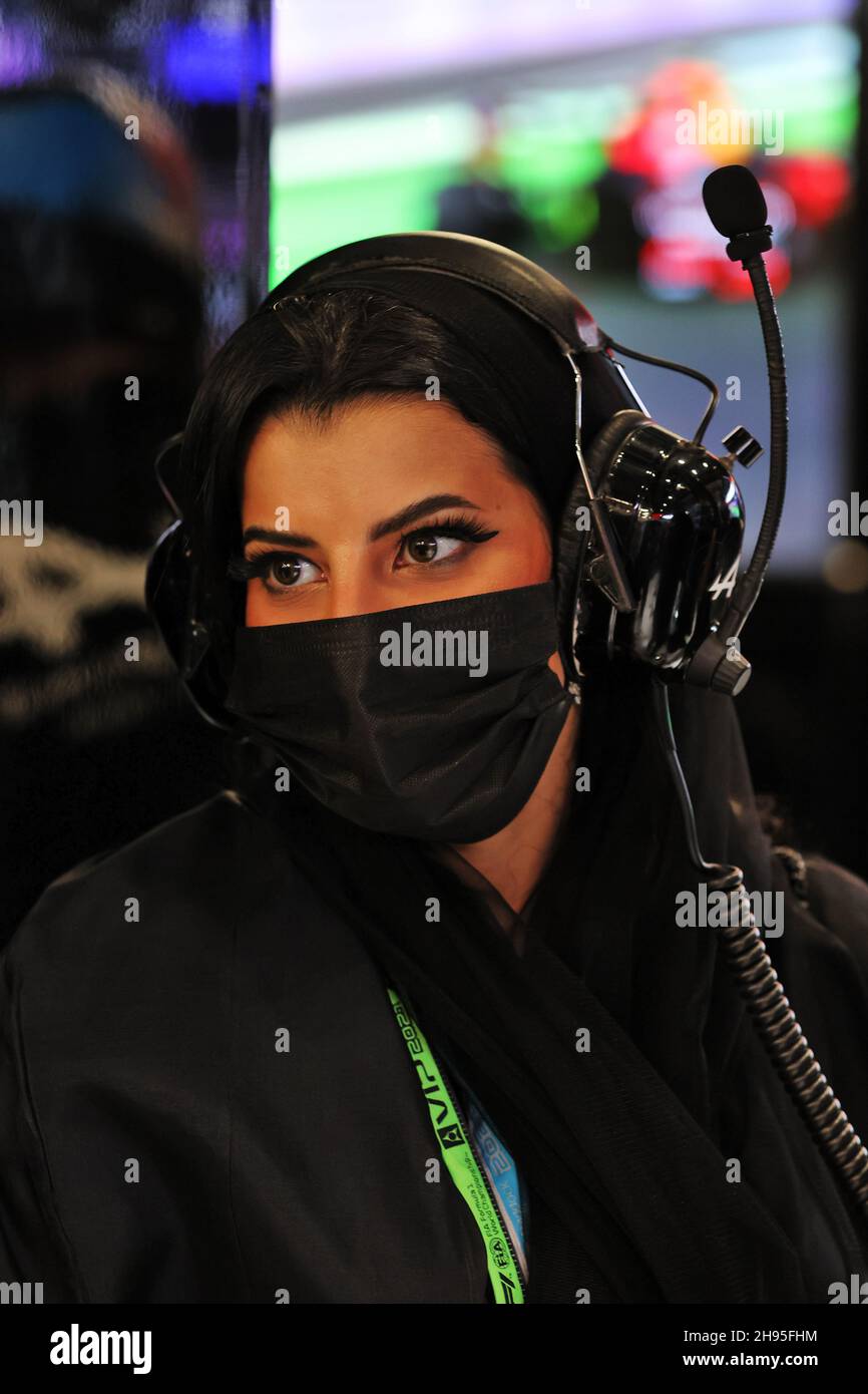 Aseel al Hama (KSA) membro del Consiglio di Amministrazione della Federazione Saudi Arabian Motor con Alpine F1 Team. Gran Premio dell'Arabia Saudita, sabato 4 dicembre 2021. Jeddah, Arabia Saudita. Credit: James Moy/Alamy Live News Foto Stock