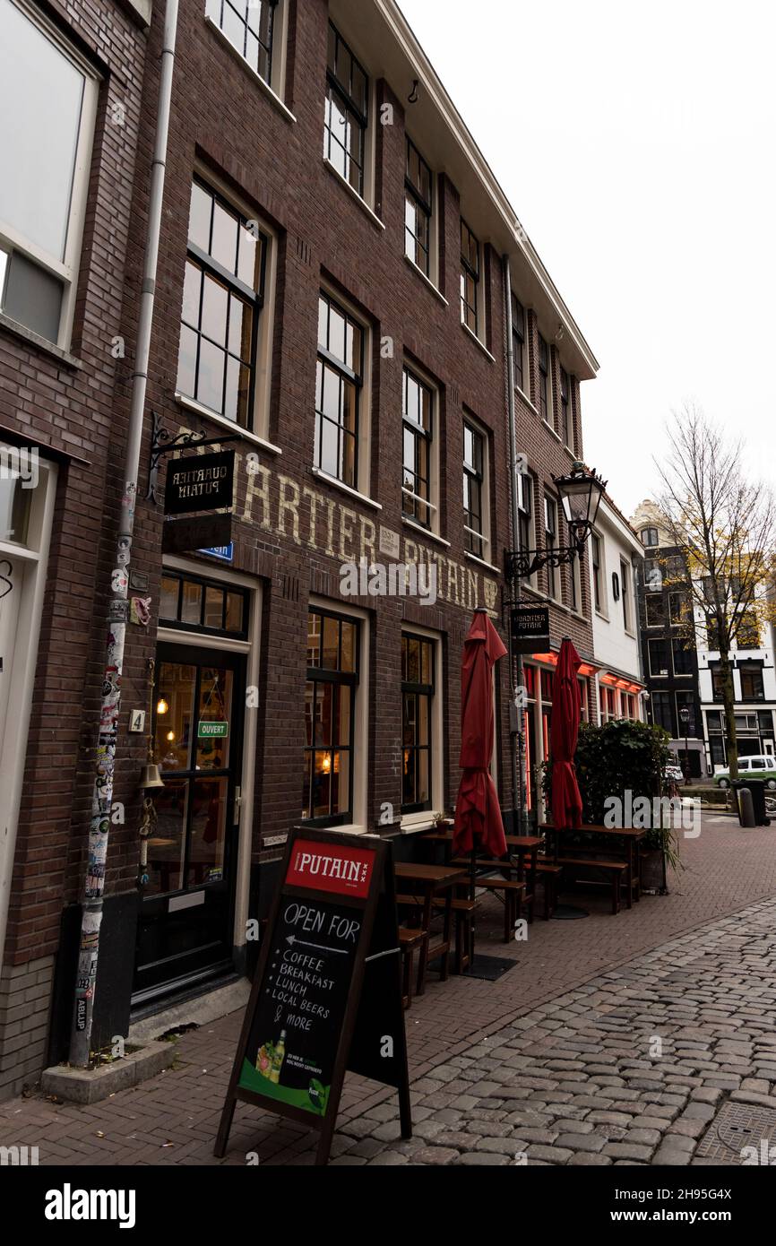 Il bar Quartier Putain a Oudekerksplein, nel quartiere a luci rosse di Amsterdam, Paesi Bassi. Foto Stock