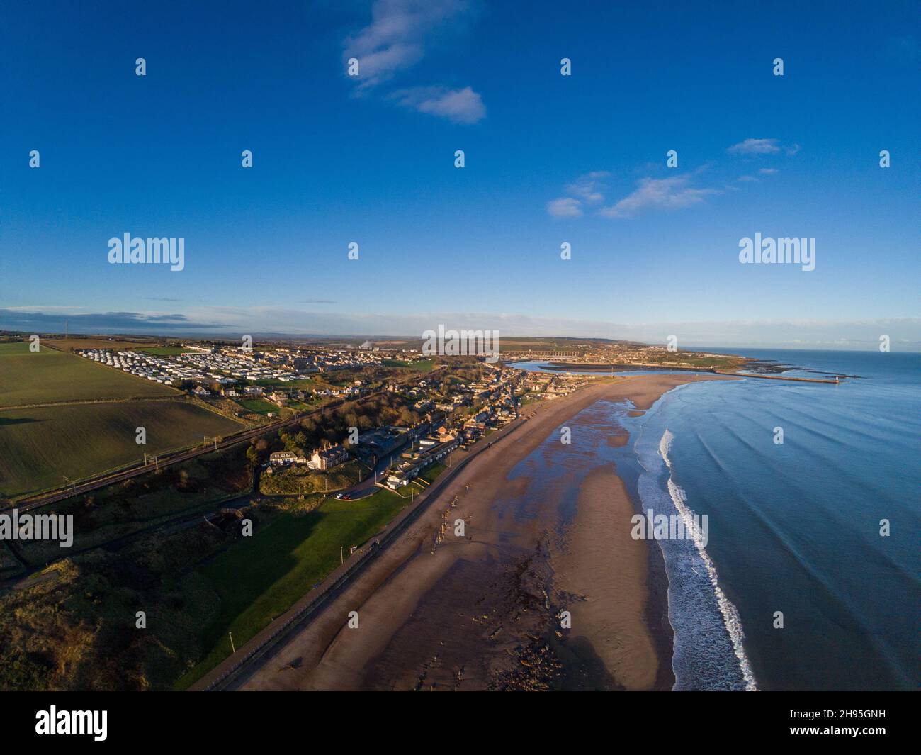 Una vista aerea di Spittal con Berwick upon Tweed Beyond, Northumberland, Inghilterra, Regno Unito. Foto Stock