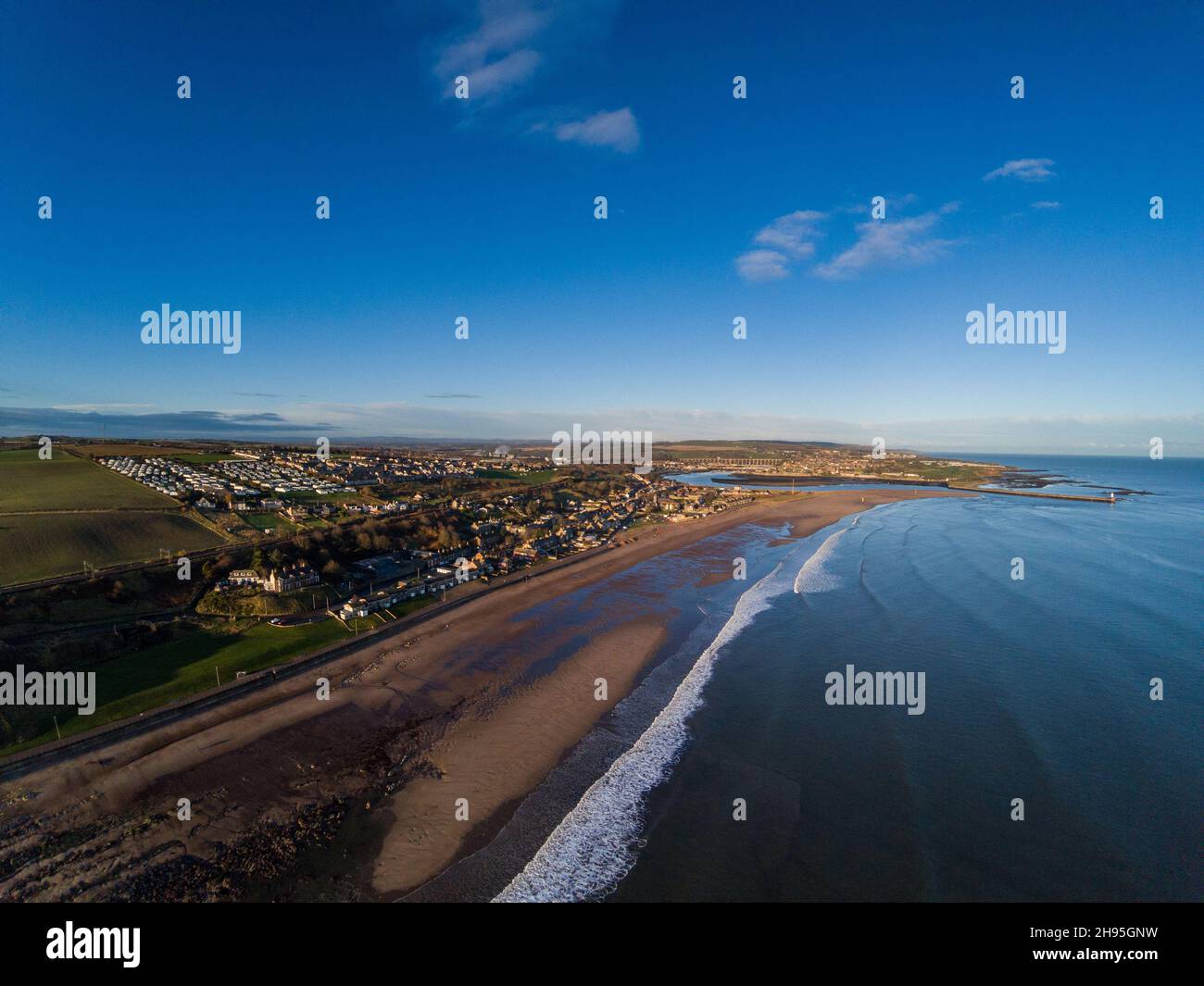 Una vista aerea di Spittal con Berwick upon Tweed Beyond, Northumberland, Inghilterra, Regno Unito. Foto Stock