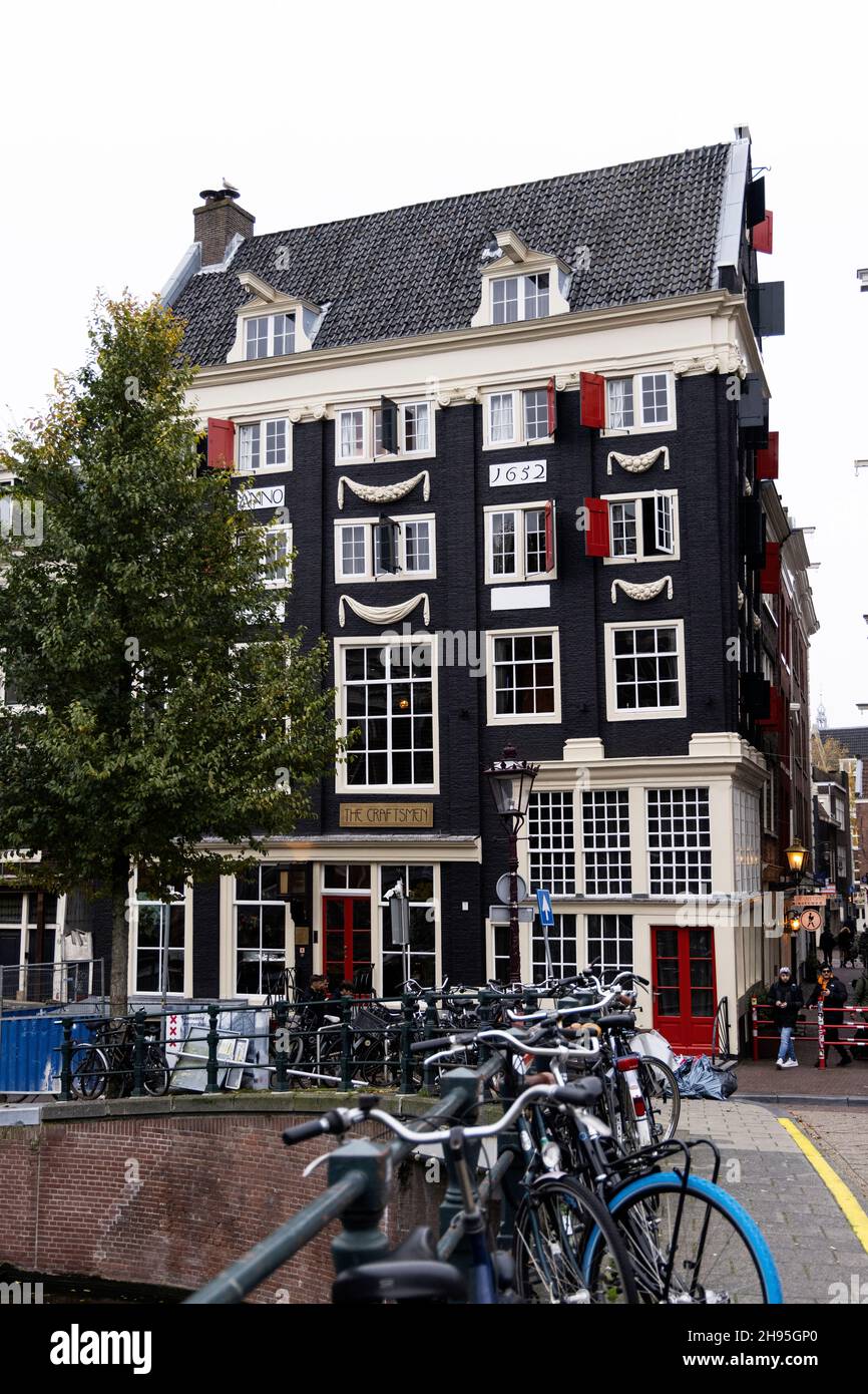 The Craftssmen Hotel on Singel at Blauwburgwal in Amsterdam, Olanda. L'edificio storico risale al 1652. Foto Stock