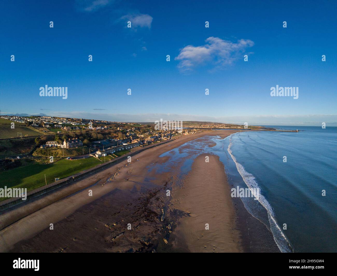 Una vista aerea di Spittal con Berwick upon Tweed Beyond, Northumberland, Inghilterra, Regno Unito. Foto Stock