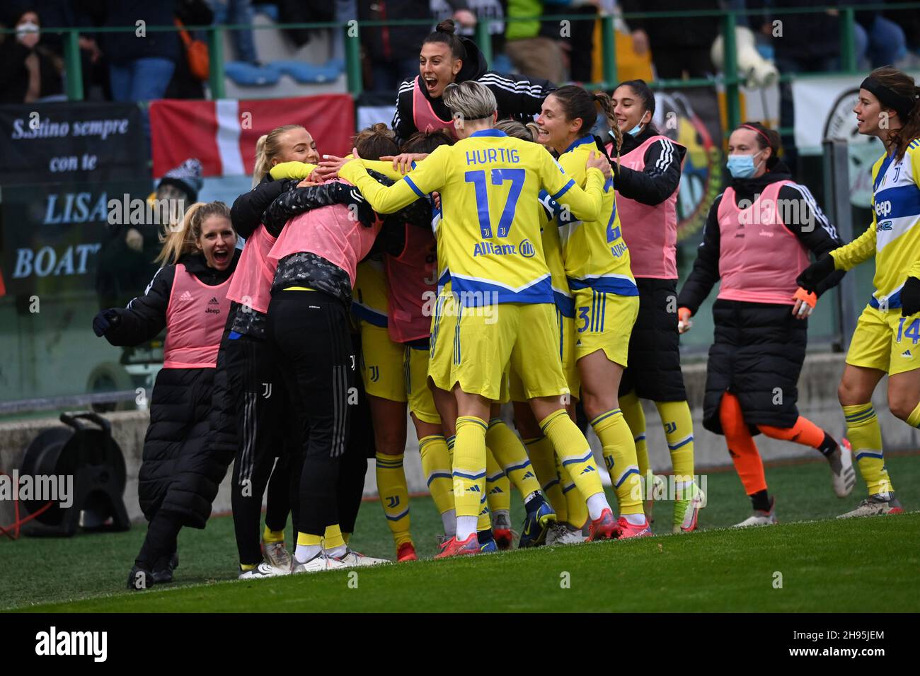 Sassuolo, Italia. 4 dicembre 2021. La squadra Juventus festeggia il primo gol di Girelli durante gli Stati Uniti Sassuolo vs Juventus FC, calcio italiano Serie A Women Match a Sassuolo, Italia, Dicembre 04 2021 Credit: Independent Photo Agency/Alamy Live News Foto Stock