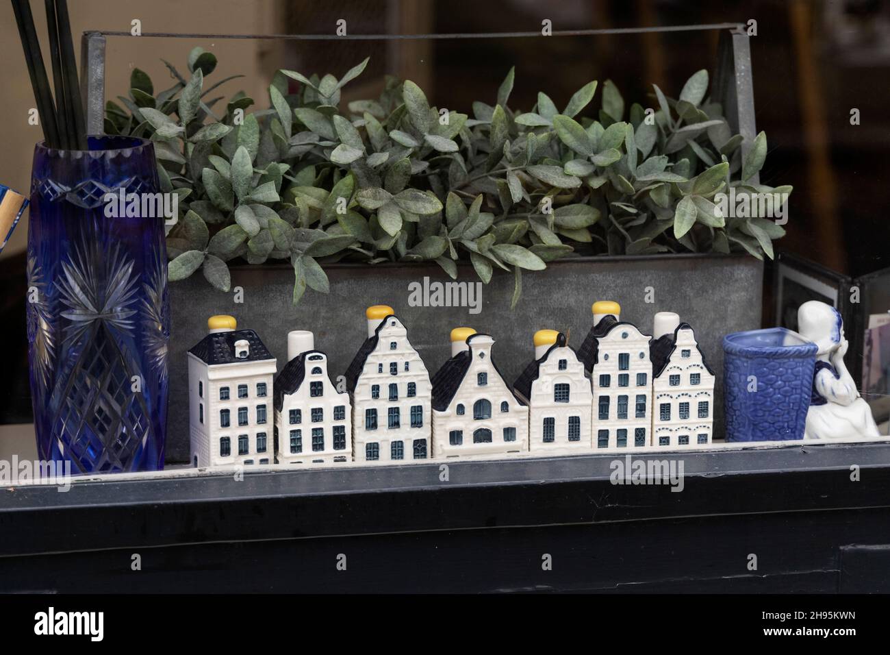 Bottiglie in ceramica blu e bianca modellate sulla tradizionale architettura olandese in esposizione in una finestra ad Amsterdam, Paesi Bassi. Foto Stock